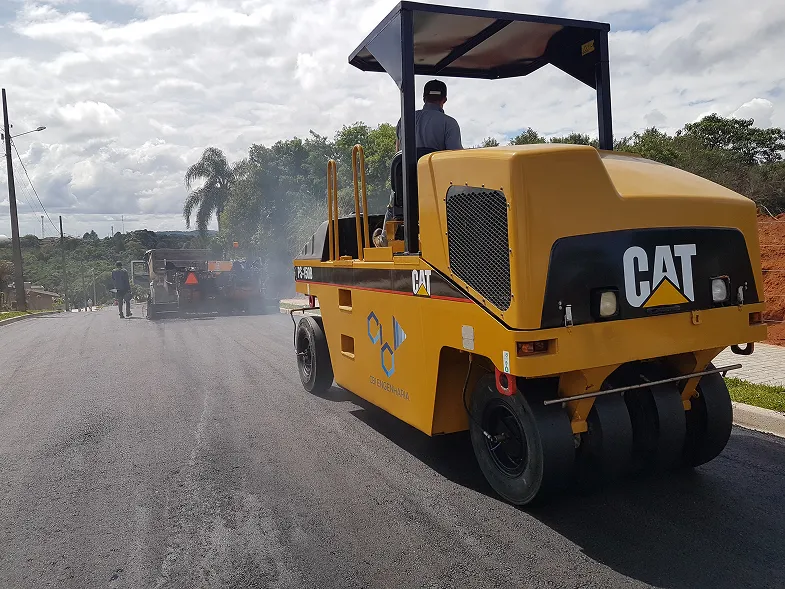 Equipe da CBI Engenharia executando obra de pavimentação asfáltica