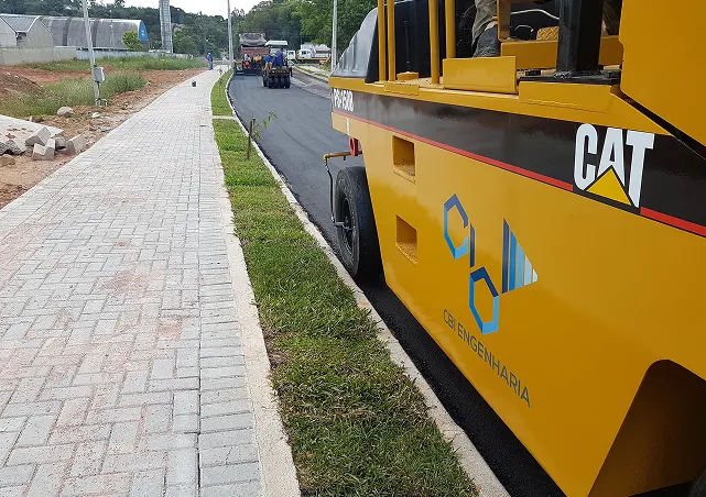 Equipe da CBI Engenharia executando obra de pavimentação asfáltica